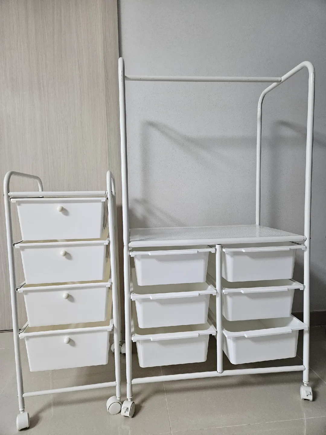 흰색 서랍 수납장 2개