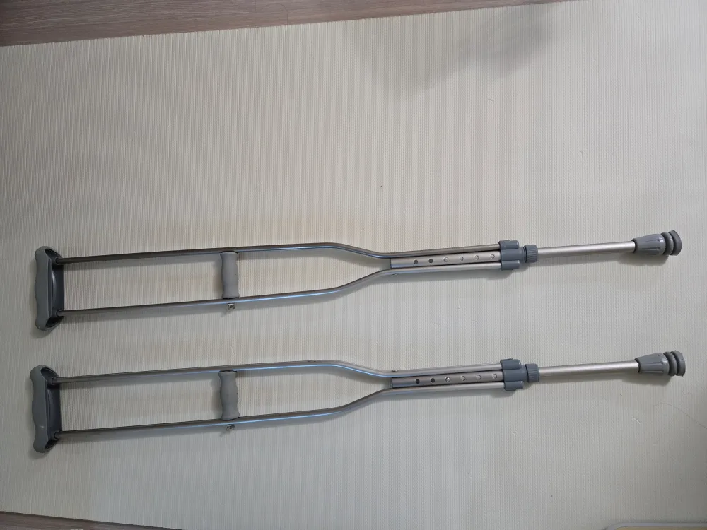 중고 은색 목발 한 쌍