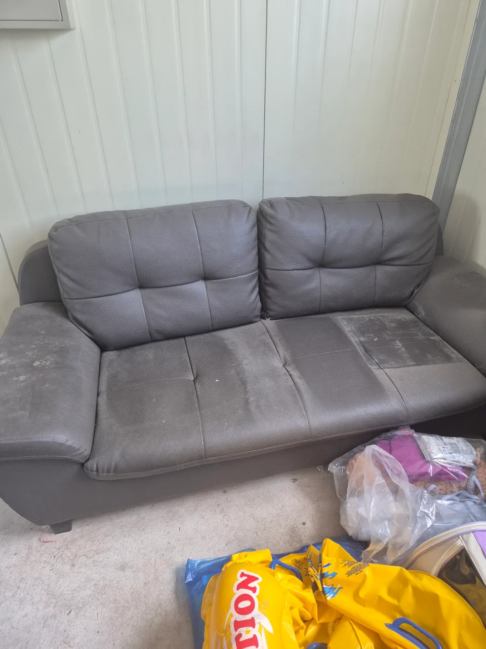 회색 중고 소파 / 책장