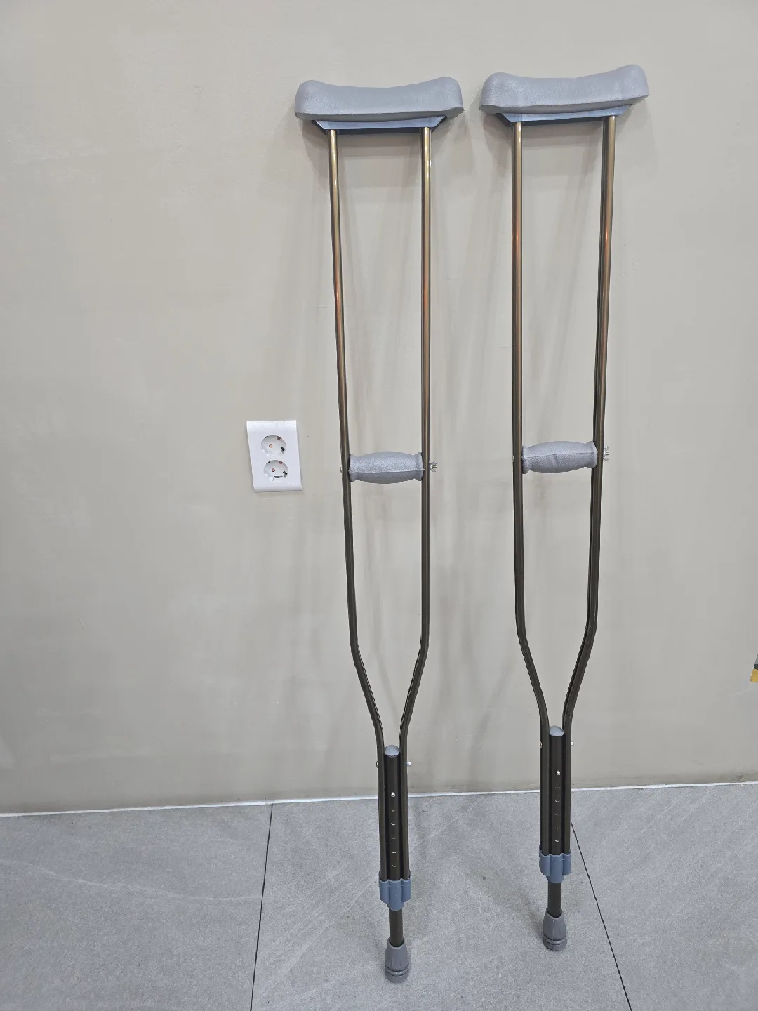 중고 목발 한 쌍