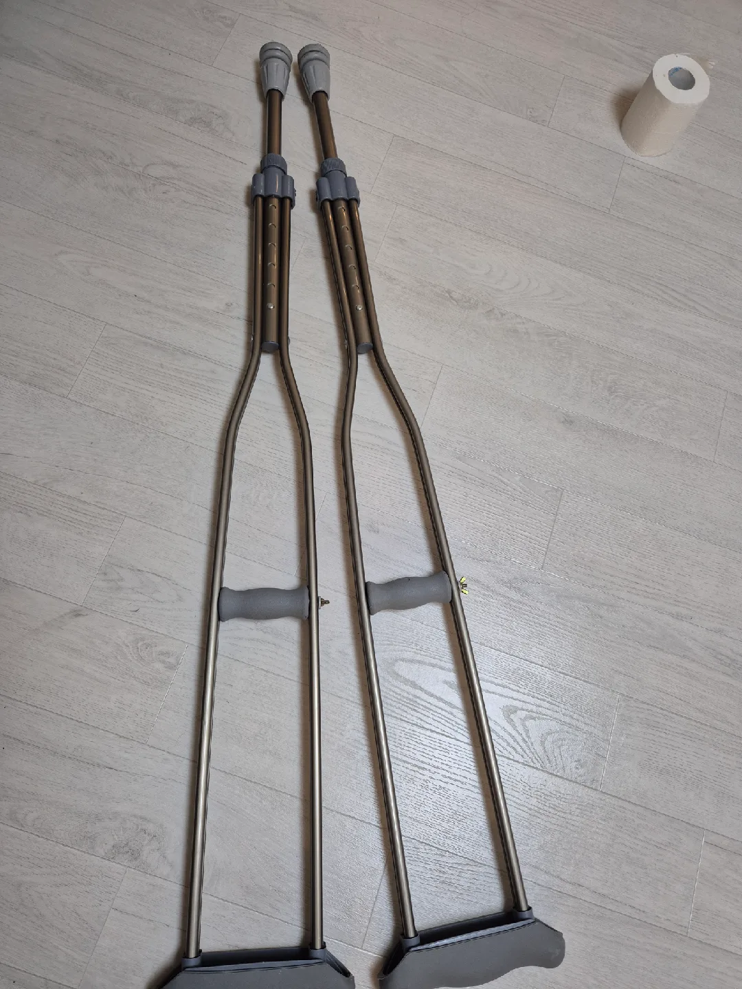 중고 목발 한 쌍