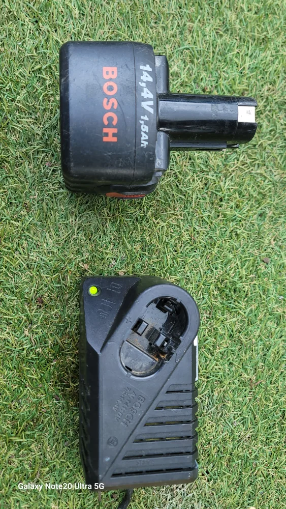 보쉬 충전기와 배터리