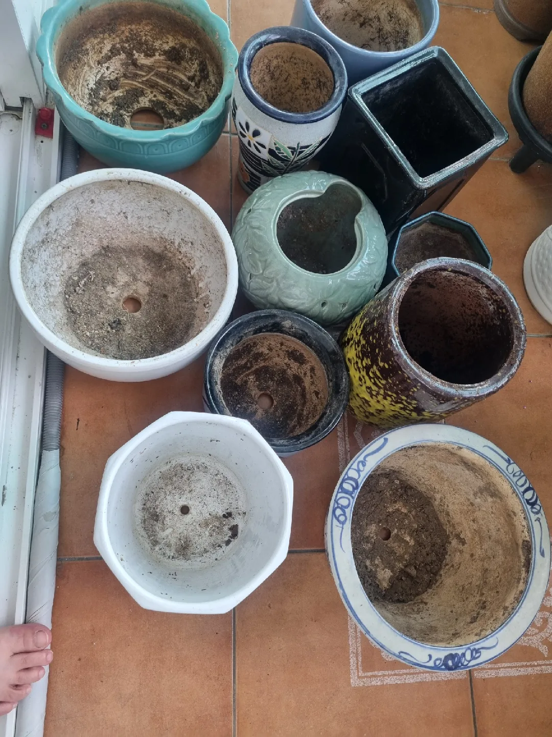 다양한 디자인의 중고 화분 모음