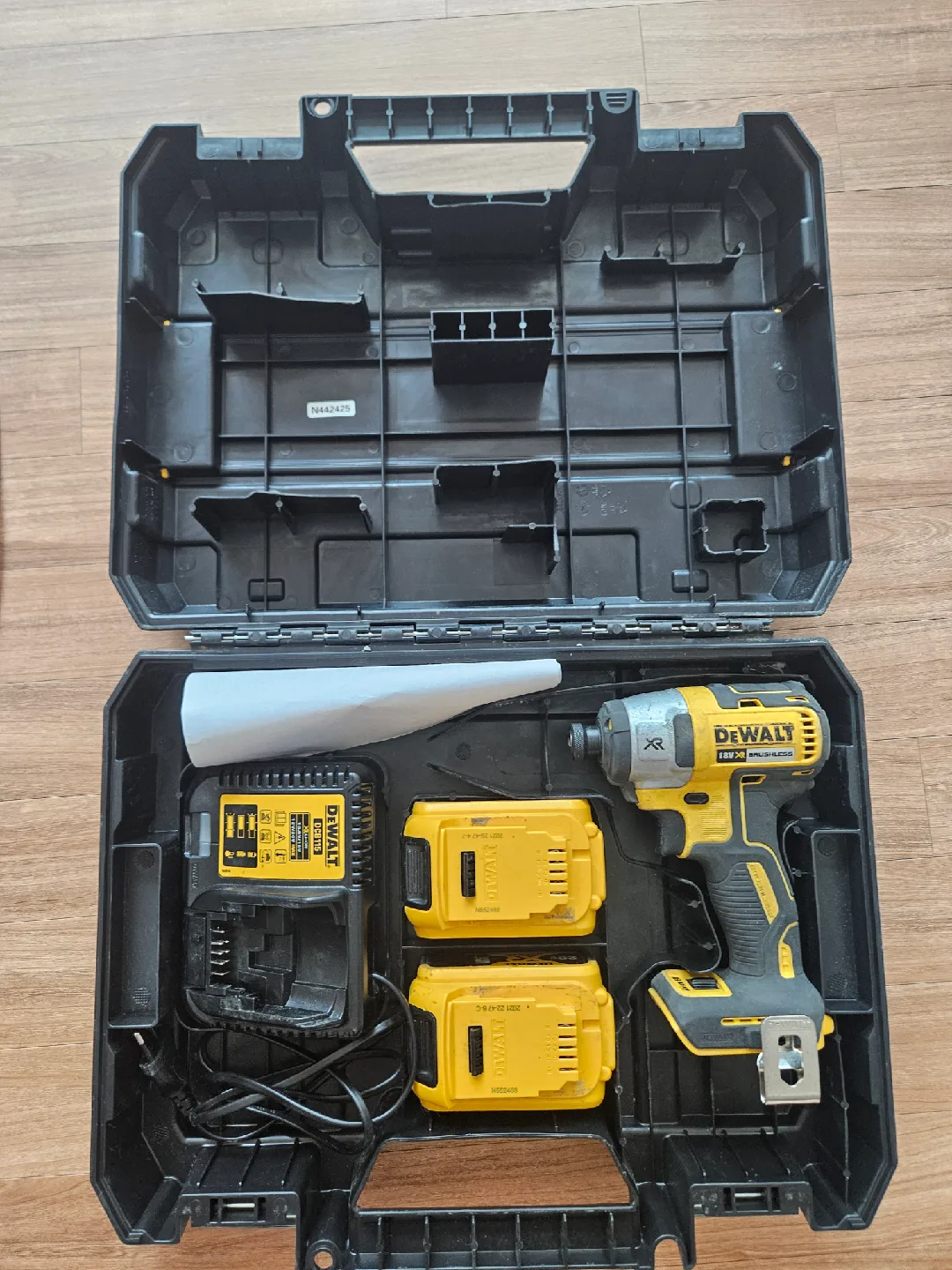 디월트 충전 임팩 드라이버 팝니다. 20V (중고)