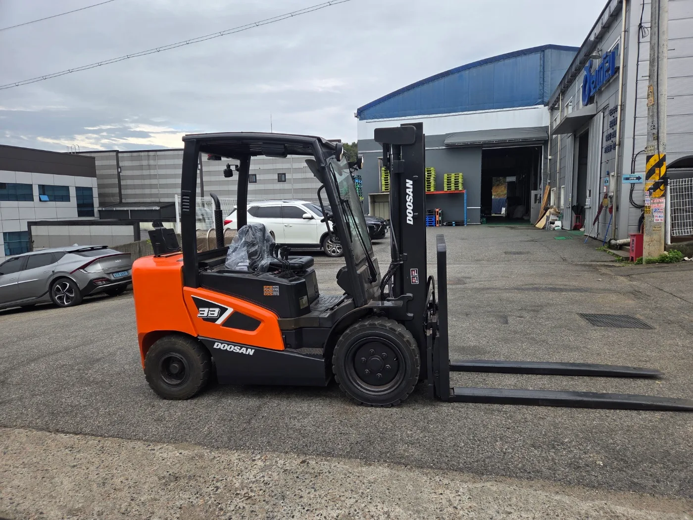 중고 지게차 두산 3.3톤 디젤 신차출고 3년차 장비