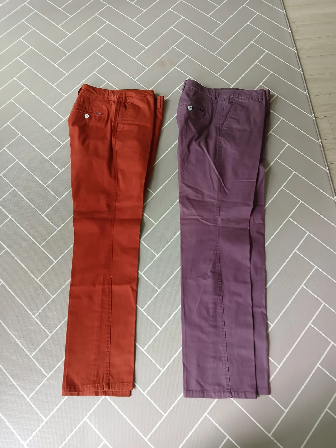 바지 두 벌 (벽돌색 보라)