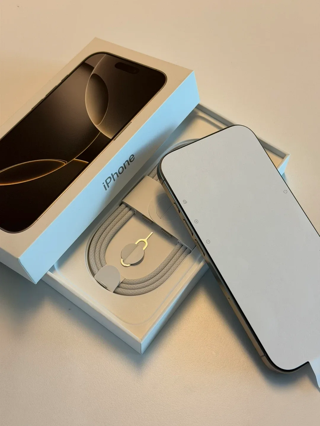 아이폰 16 프로 네츄럴 256기가. 가장 새폰 같은 중고.