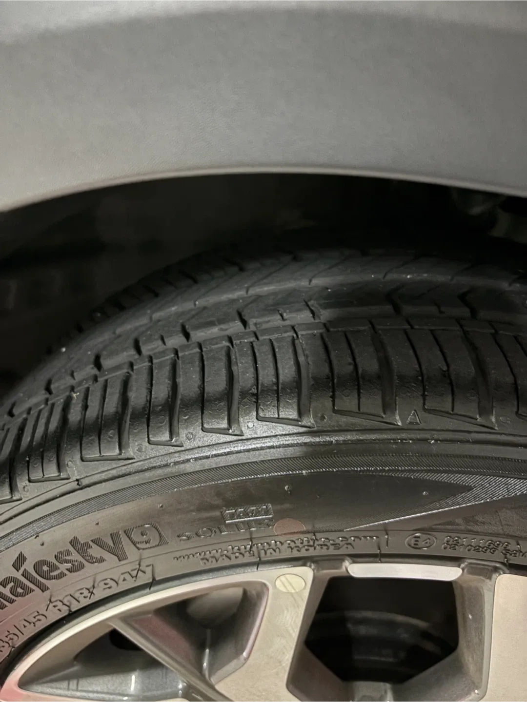 마제스티9 솔루스 235/45 R18 중고 판매합니다