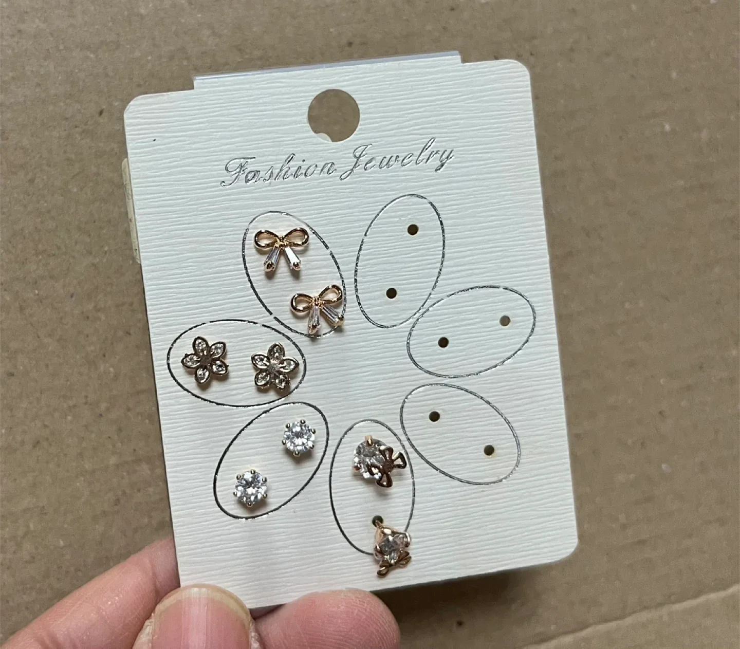 패션 악세사리 귀걸이와 목걸이