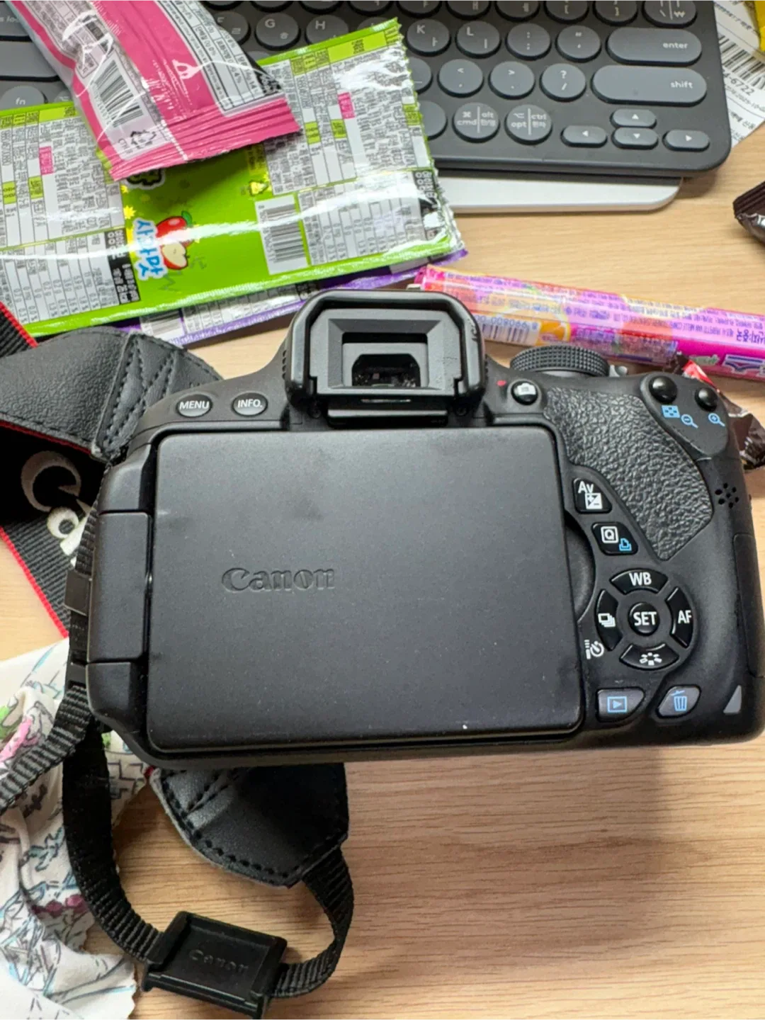 캐논 EOS 700D DSLR 카메라