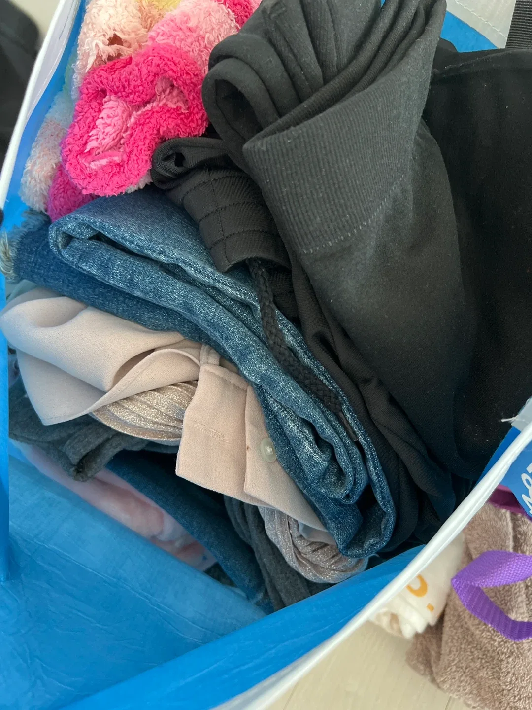 다양한 중고 의류 묶음