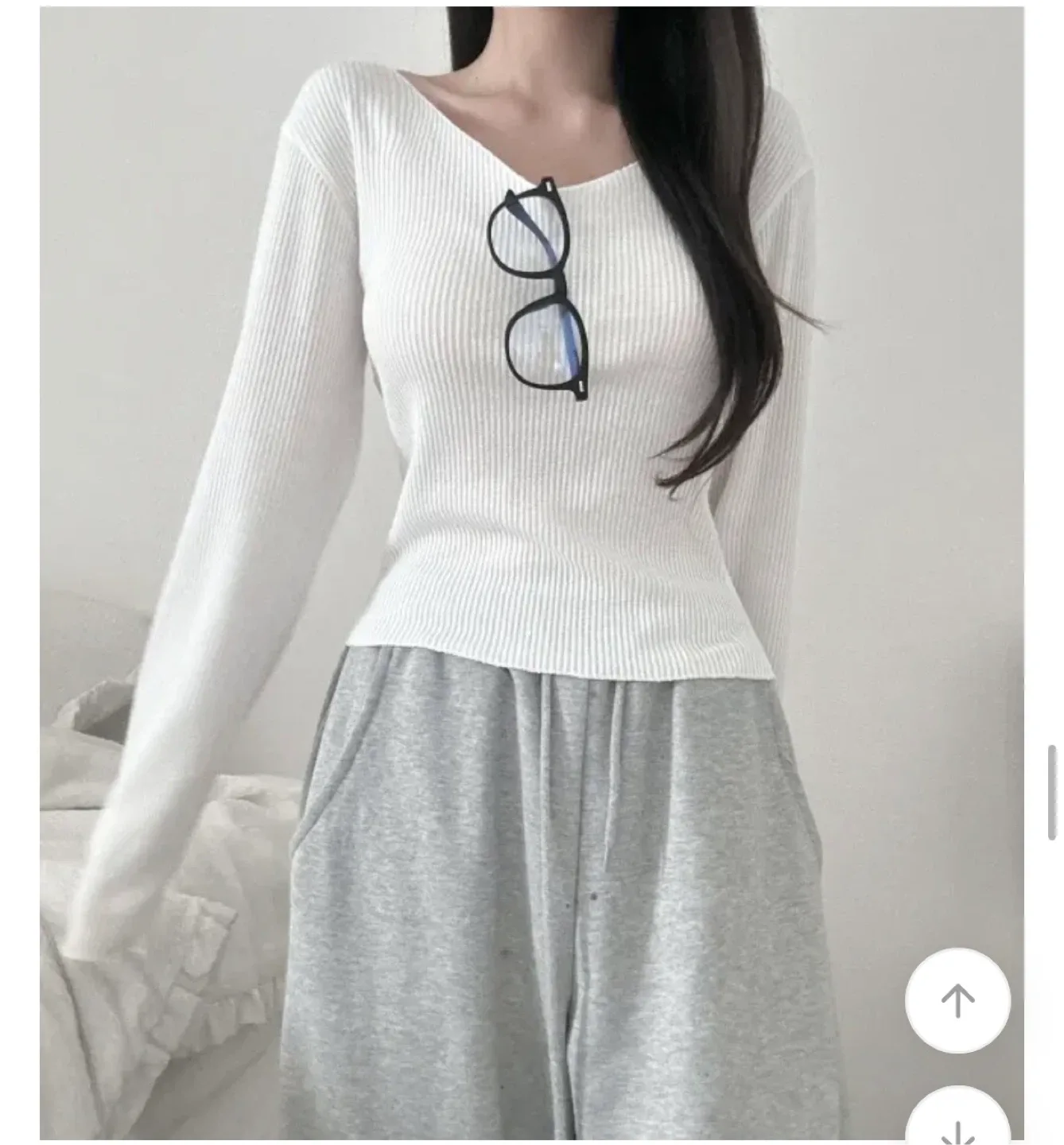 (새상품) 에이블리 글램츄 여리핏 골지 브이 니트 아이보리 FREE