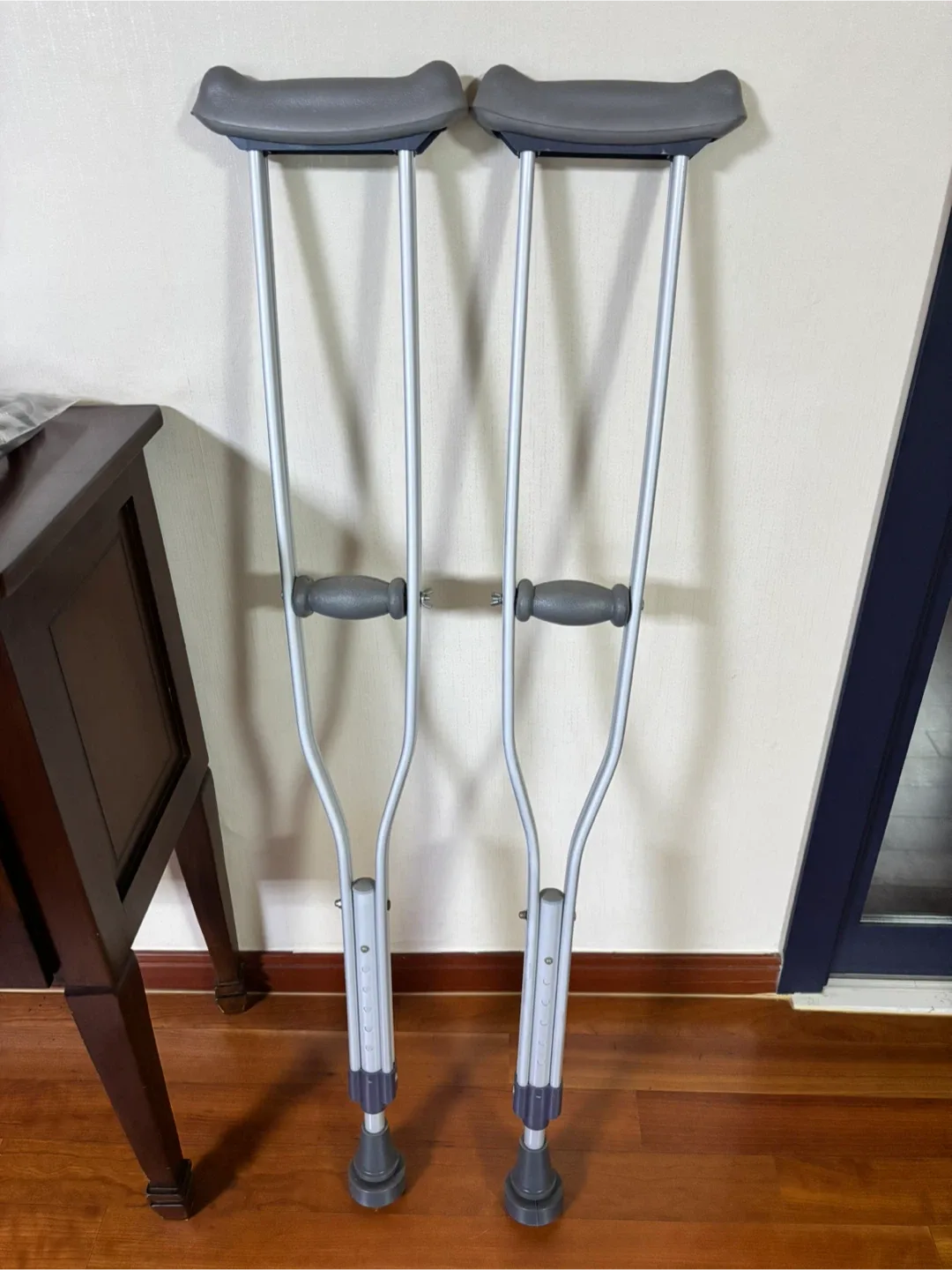 중고 목발 한 쌍