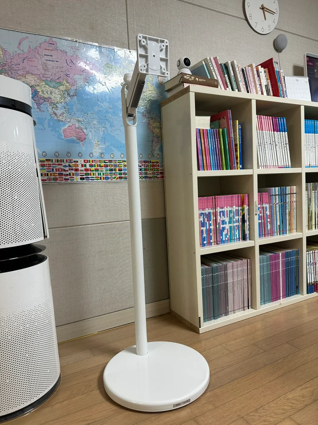 Tv 또는 모니터 등 스탠드 이동식 무빙 거치대