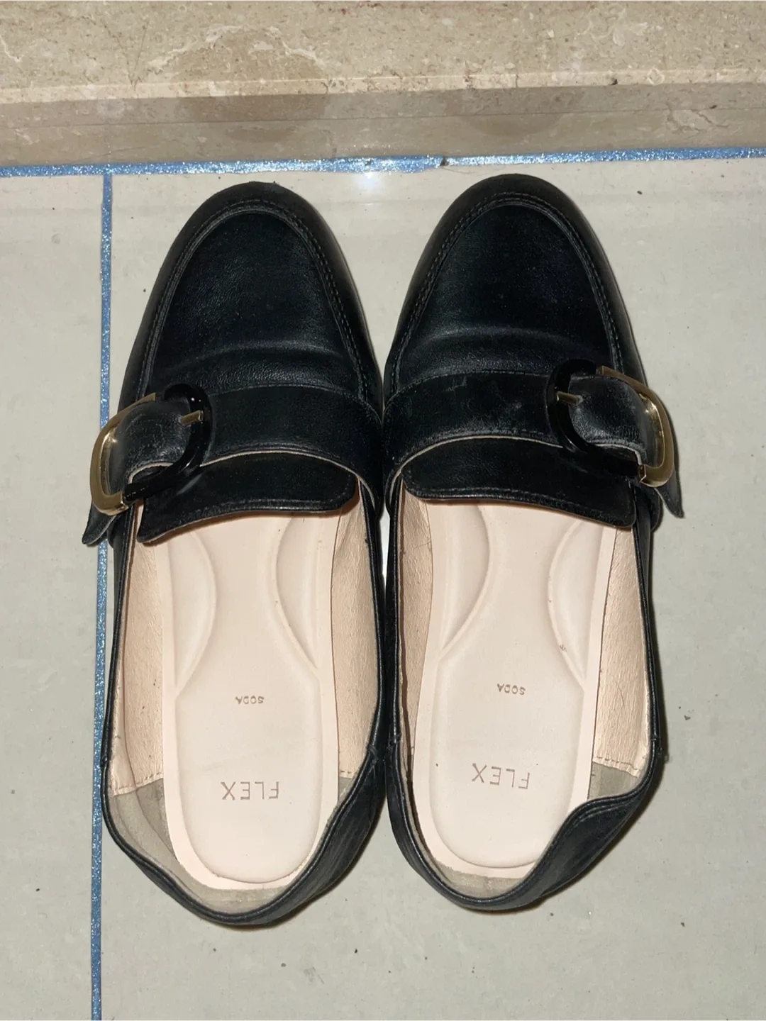 소다 검정 버클 로퍼