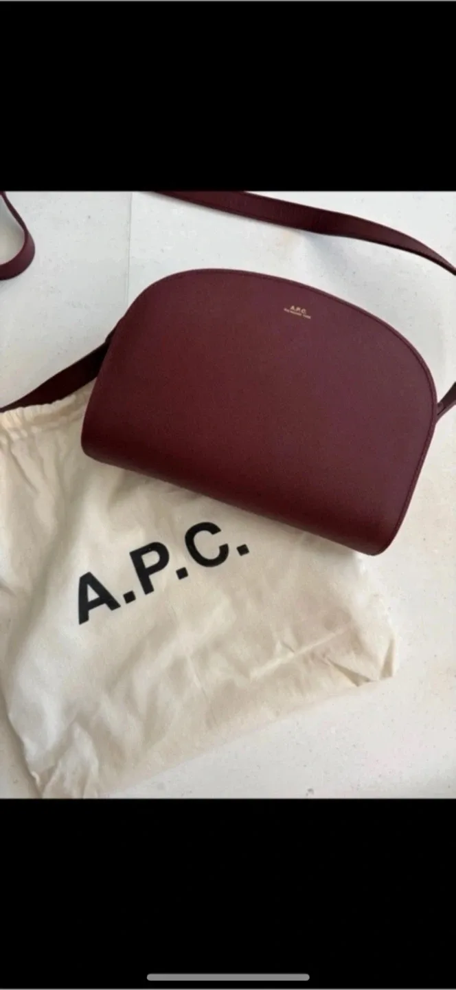 A.P.C. 아페쎄 하프문백 버건디