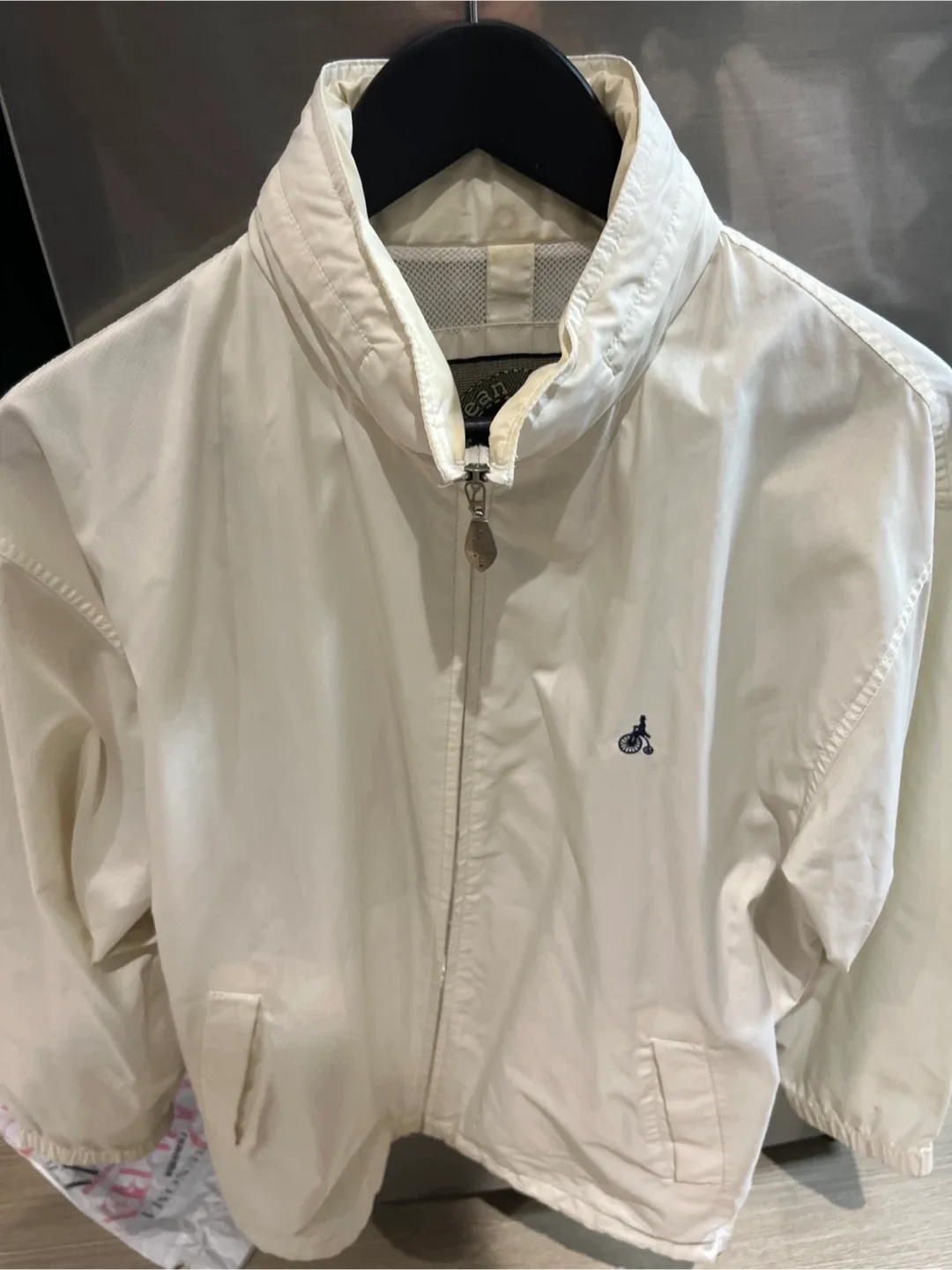 빈폴 화이트 바람막이