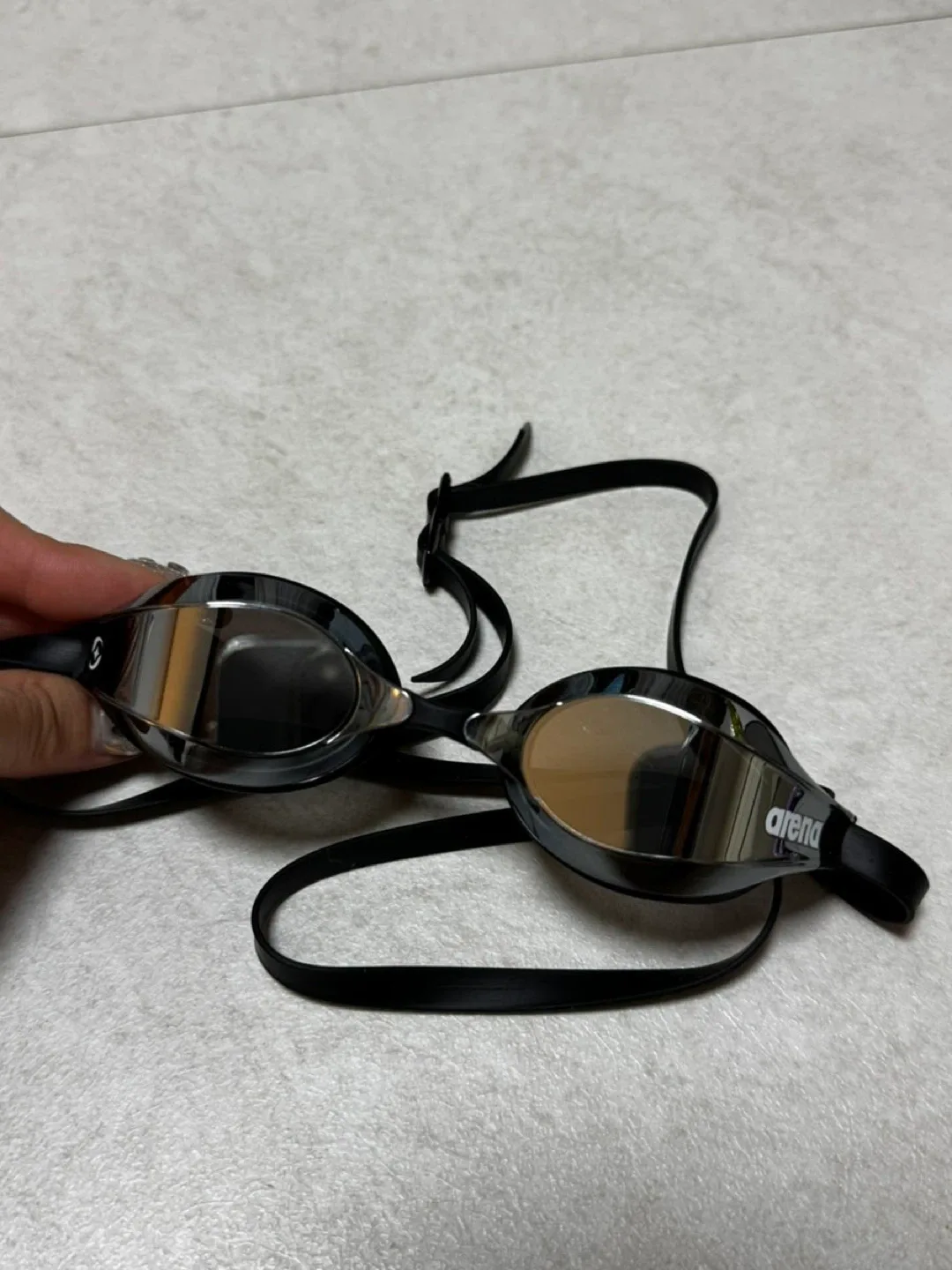 아레나 미러 렌즈 수경 블랙