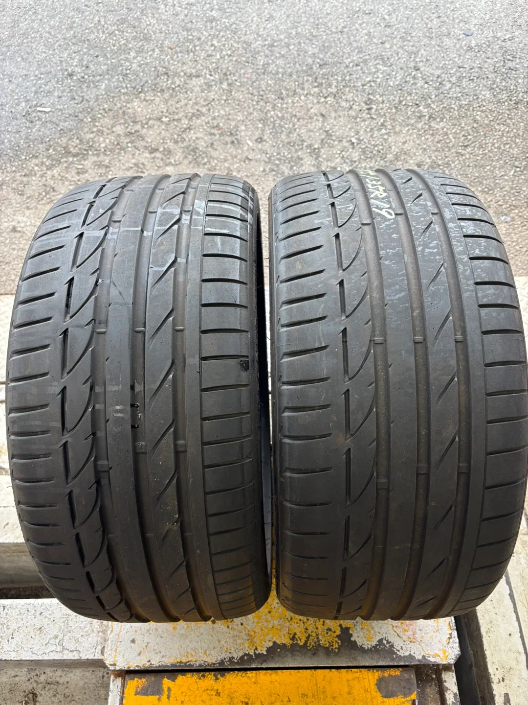 중고타이어 브릿지스톤 255 35 19 2짝 판매합니다