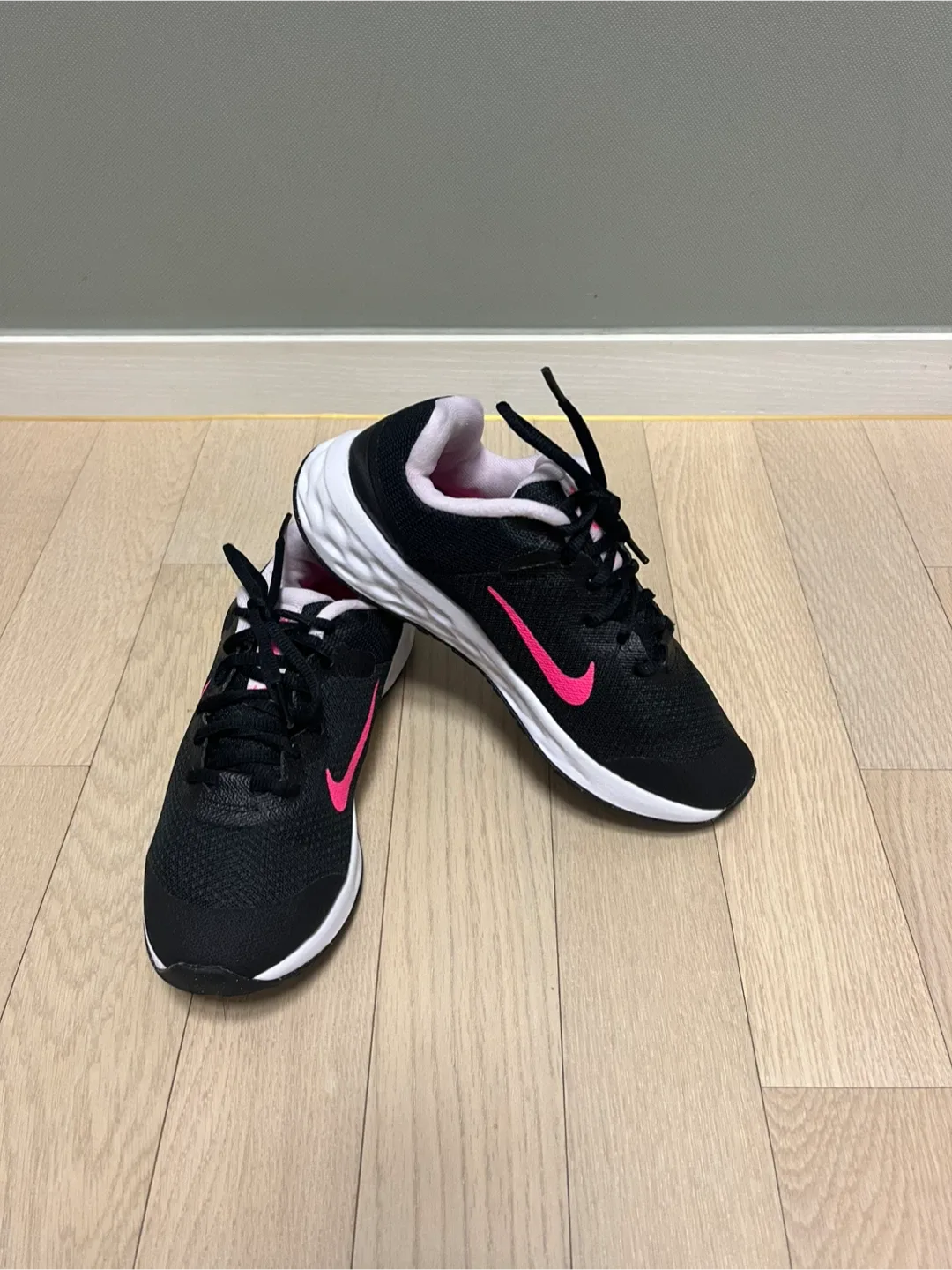 나이키 운동화 사이즈 230 2만원에 판매합니다. 사진처럼 상태 좋습니다.