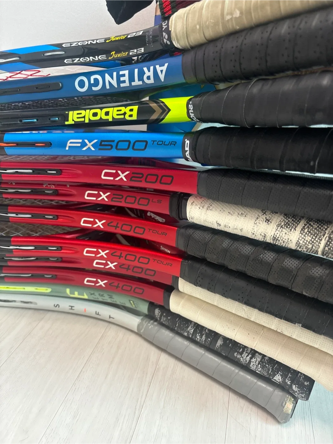 중고 테니스 라켓 모음