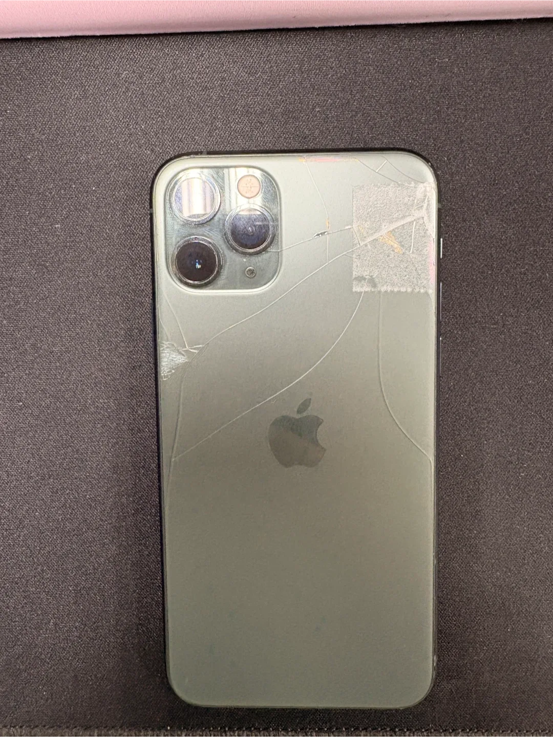 (안팔림)아이폰 11 Pro 후면만 깨진 중고폰 팝니다.