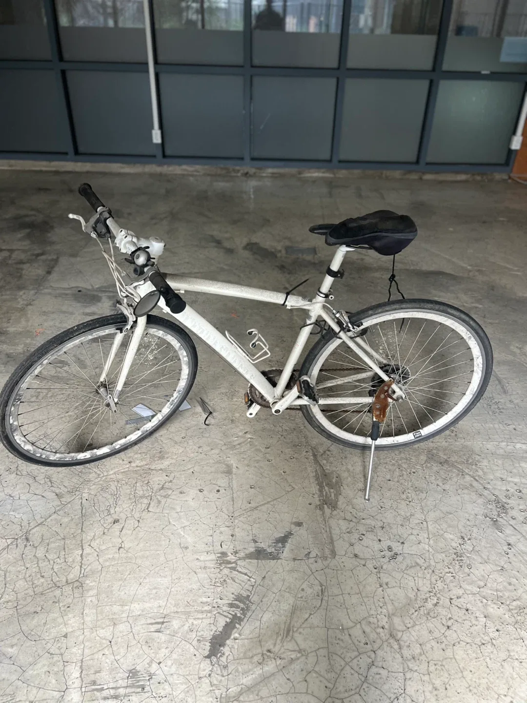 중고 흰색 자전거
