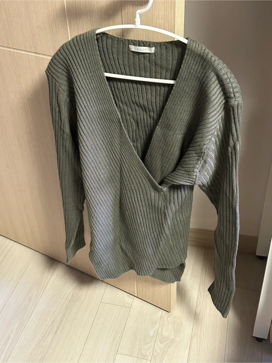 카키색 랩 스타일 니트