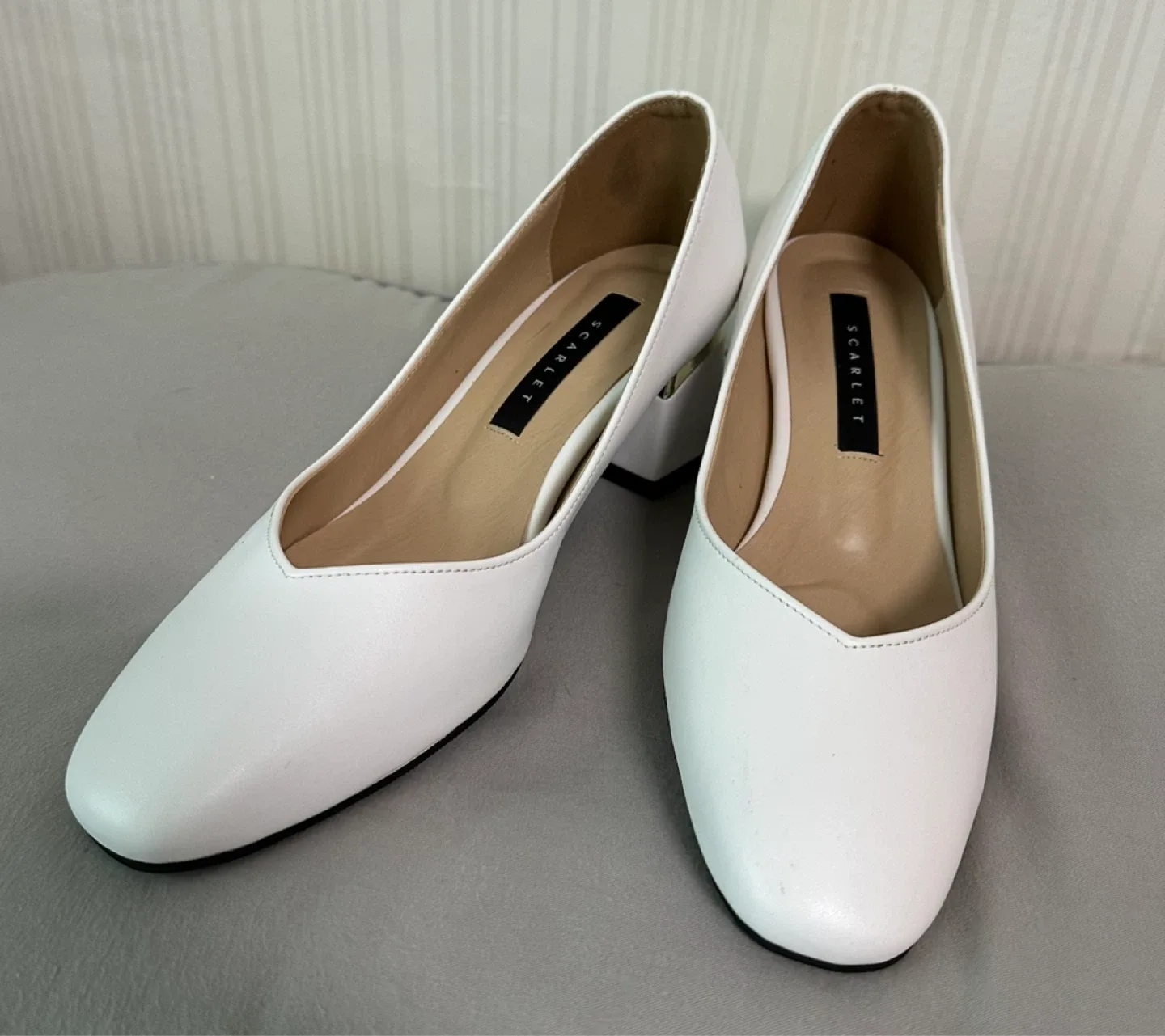 새제품/쿠션감 좋은 기본 화이트 펌프스