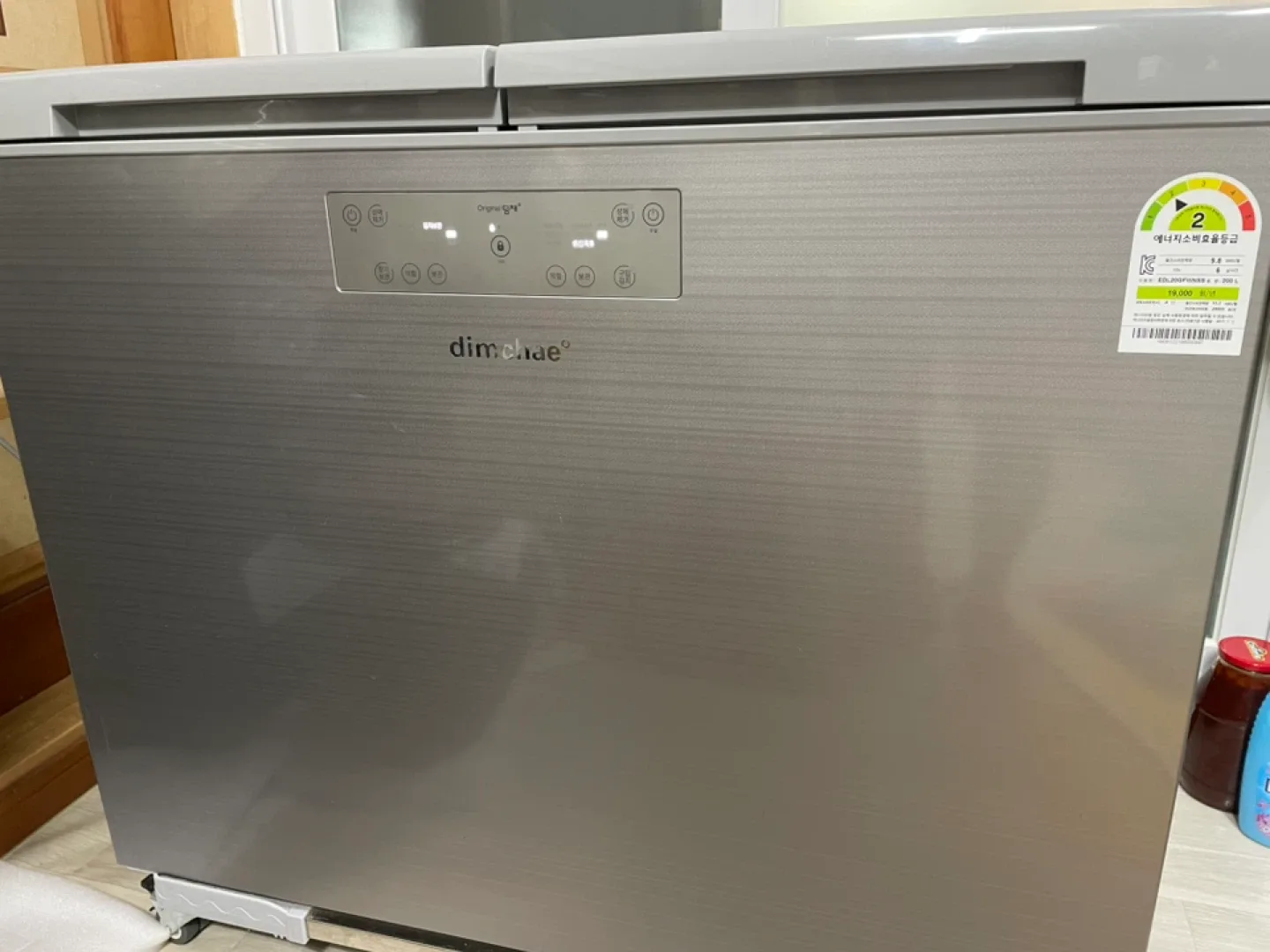 새 것 같은 중고 딤채 뚜껑형 김치냉장고 200L + 용기 8개