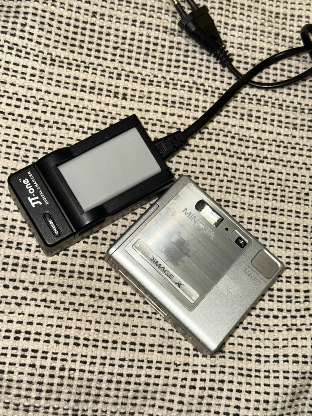 빈티지디카. (충전기 포함)2002년형 미놀타 DIMAGE X,