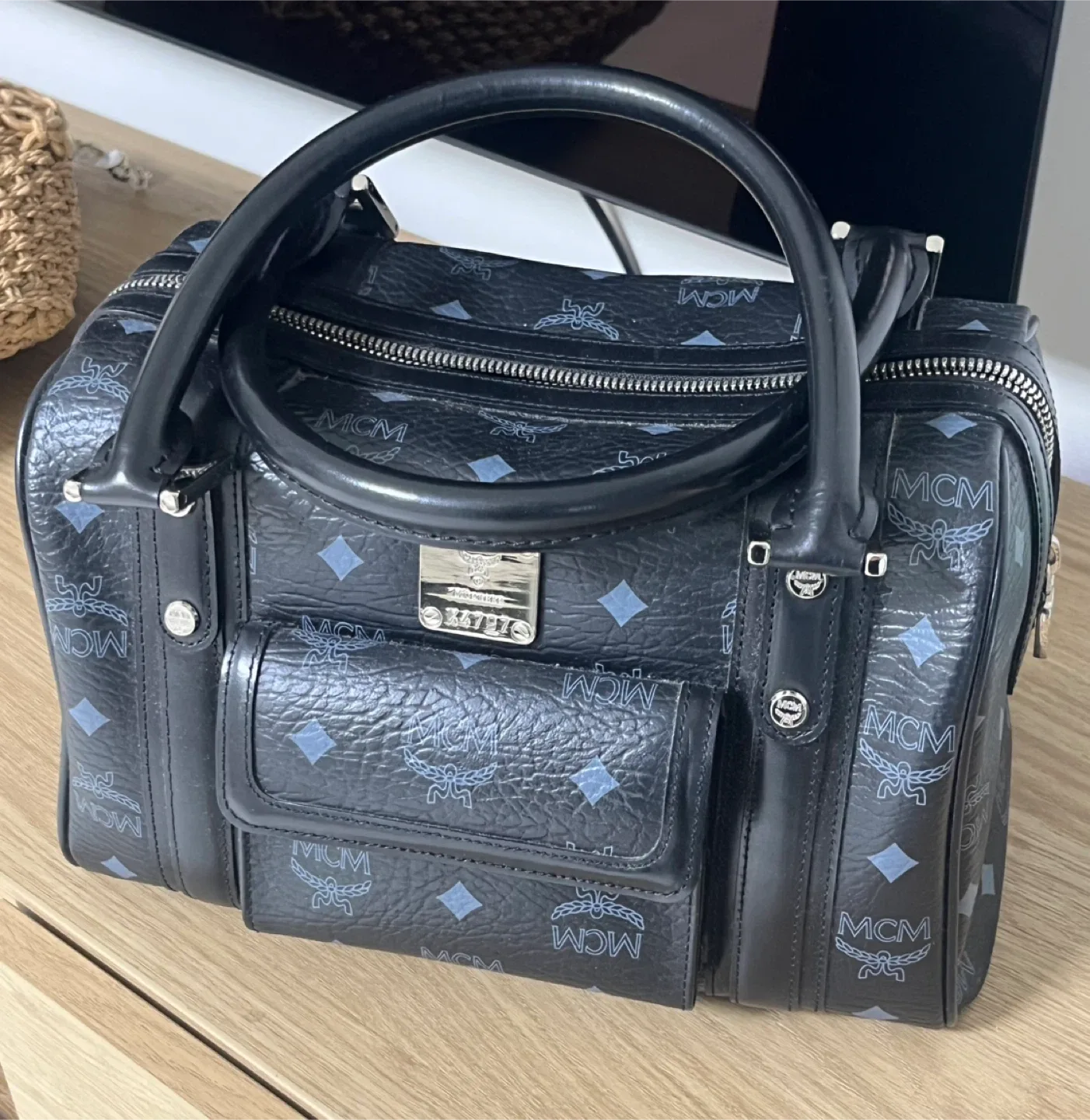 MCM 블랙 보스턴백