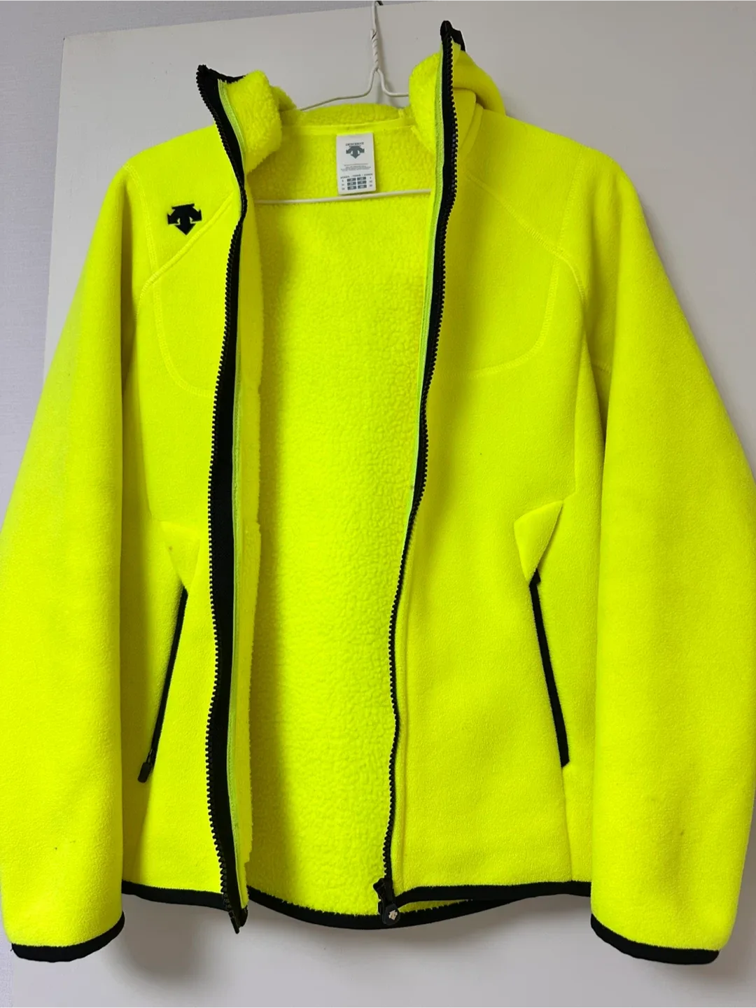 데상트 형광 후리스 집업