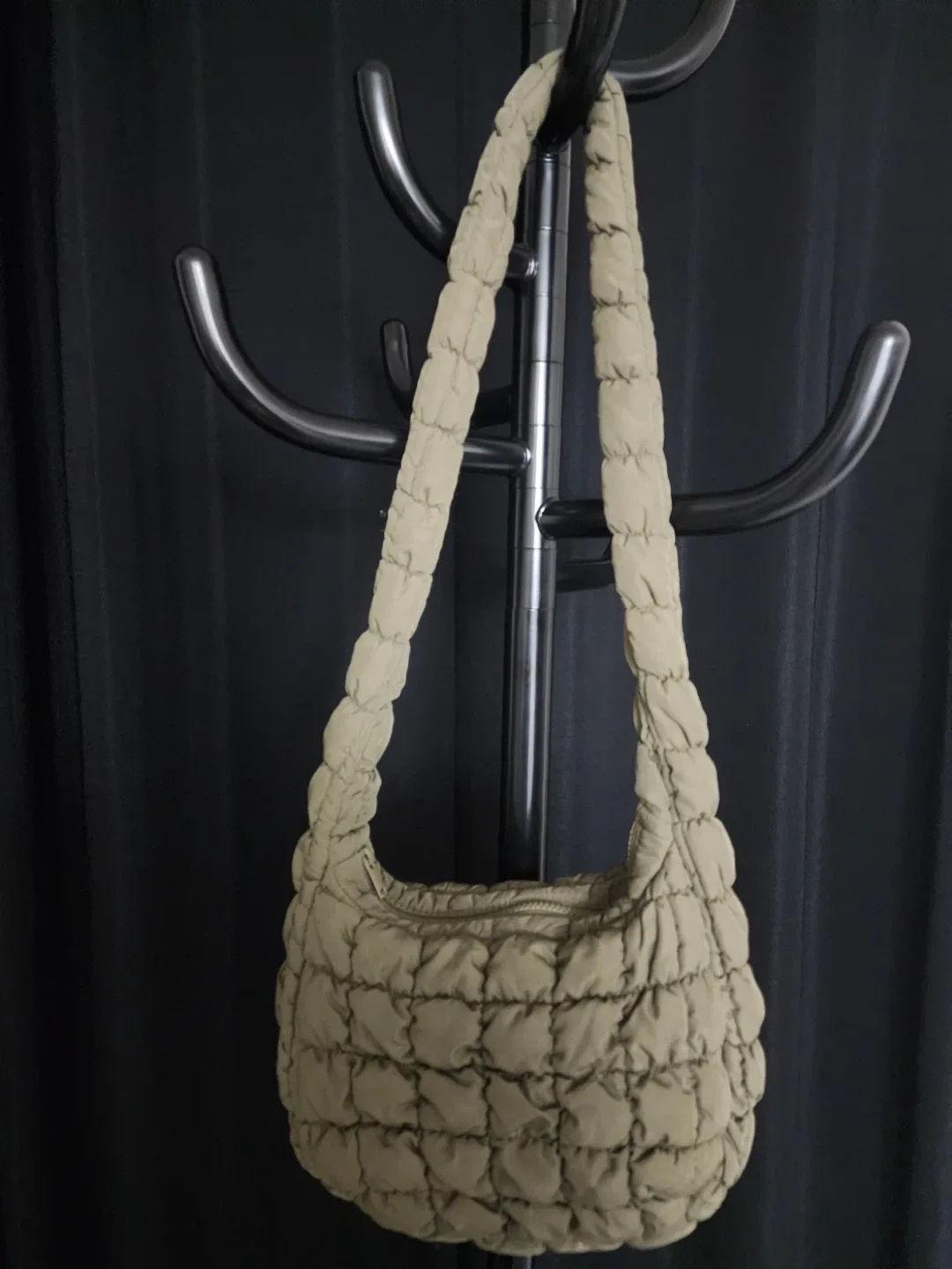 COS 코스 퀼팅 구름백 카키 숄더백