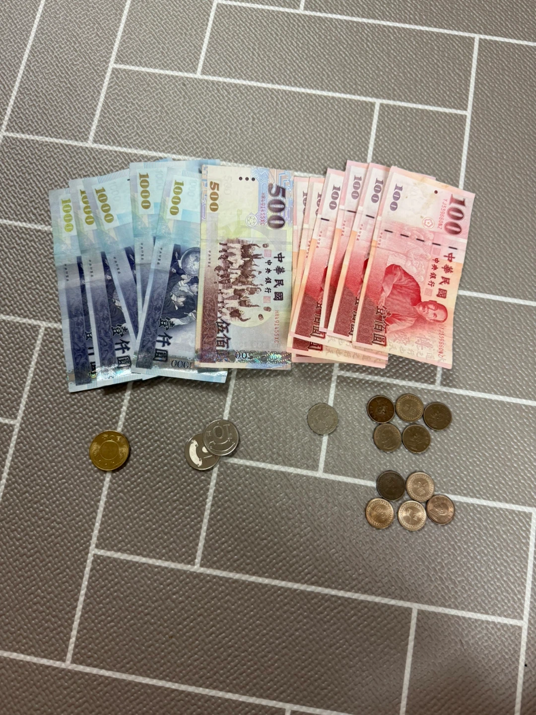 대만 달러 TWD 지폐 및 동전