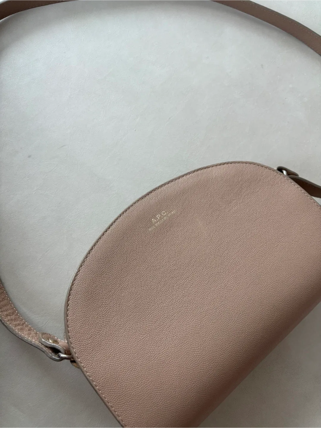 A.P.C. 아페쎄 하프문 숄더백 베이지