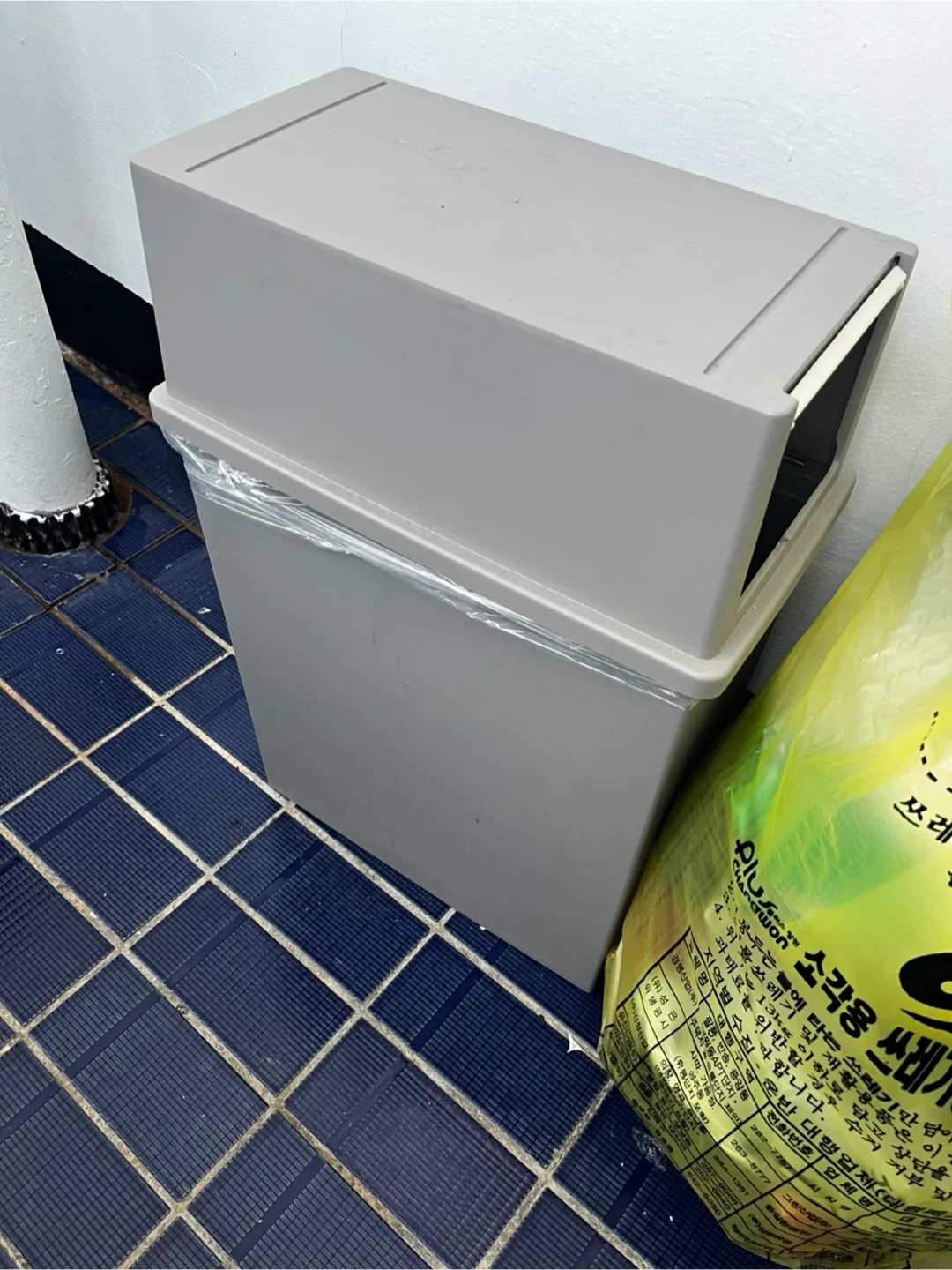 회색 뚜껑형 휴지통