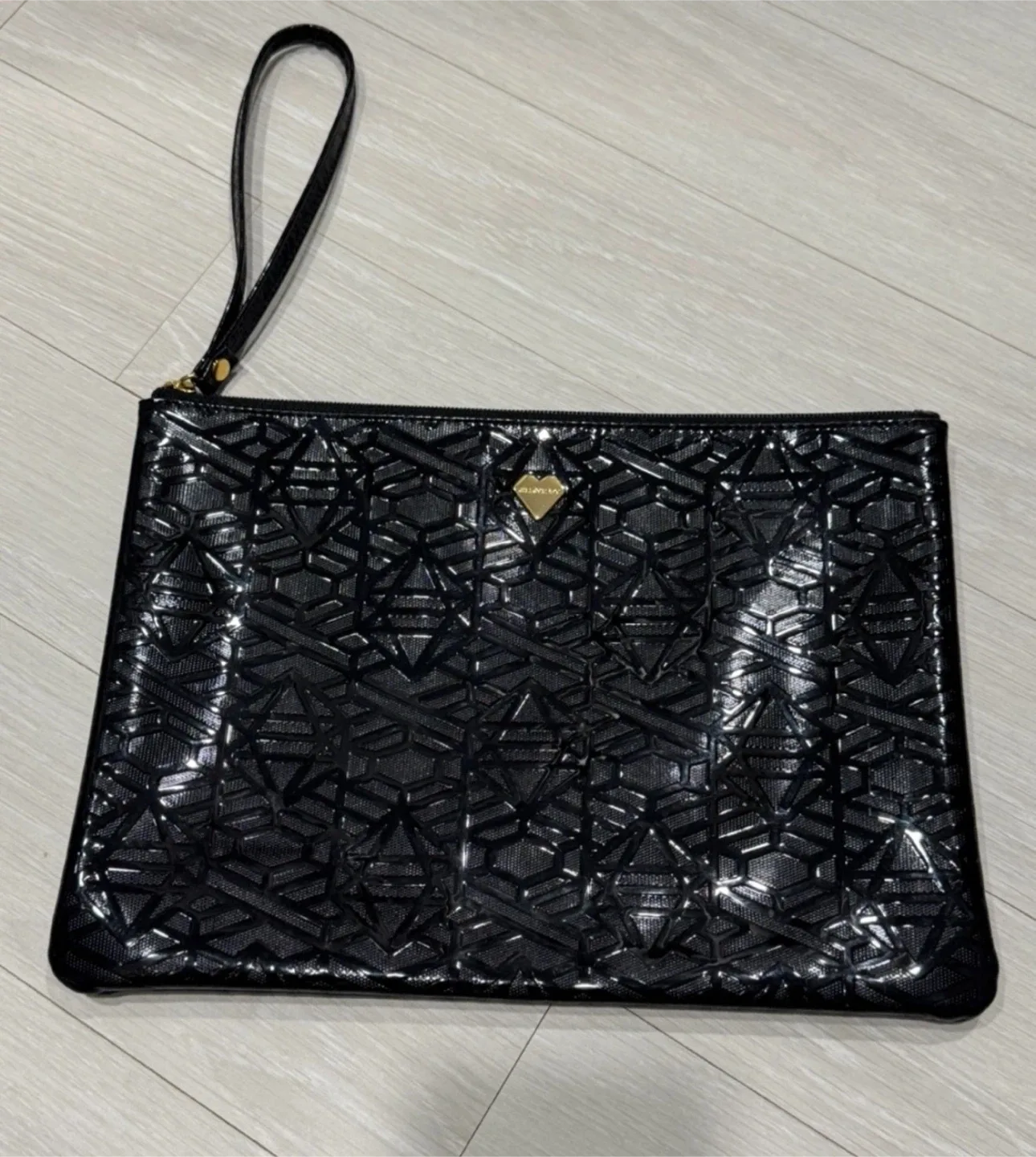 질스튜어트 블랙 패턴 클러치