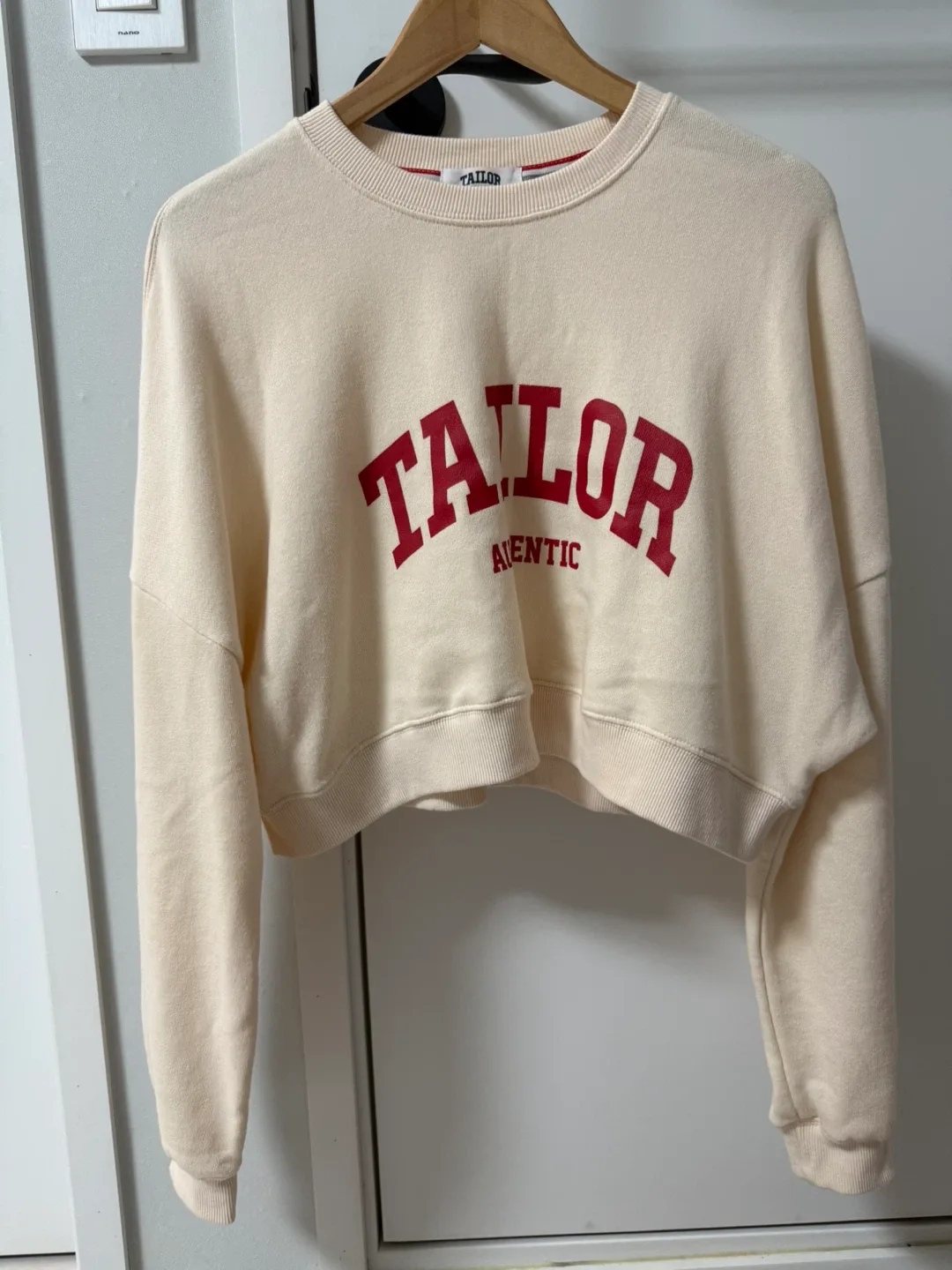 테일러 아이보리 크롭 맨투맨 (중고)