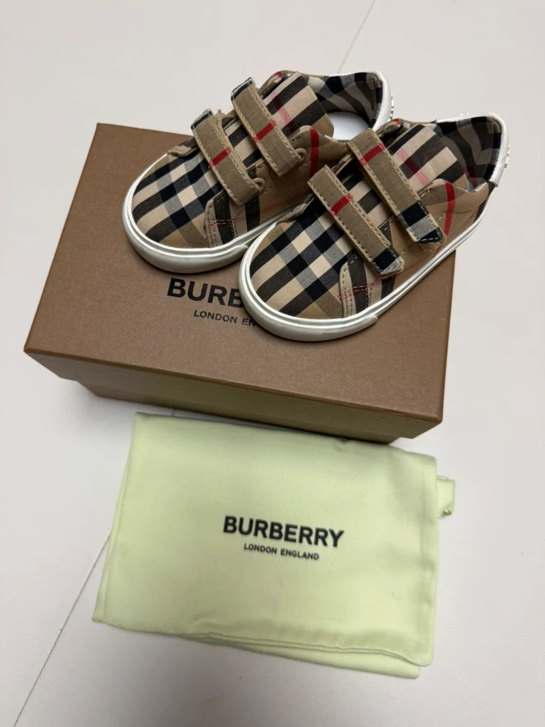 버버리 키즈 (EU 19) 정품 아기신발 중고입니다