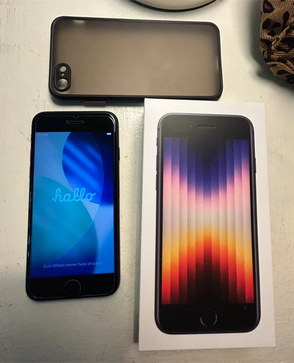 아이폰 SE3 128GB (미드나이트 블랙 색상) 판매합니다!!