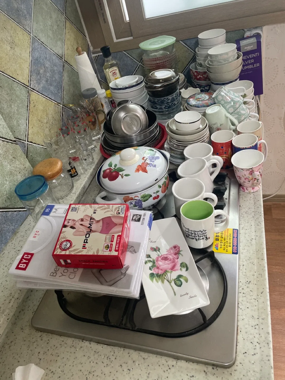 다양한 종류 중고 식기 모음