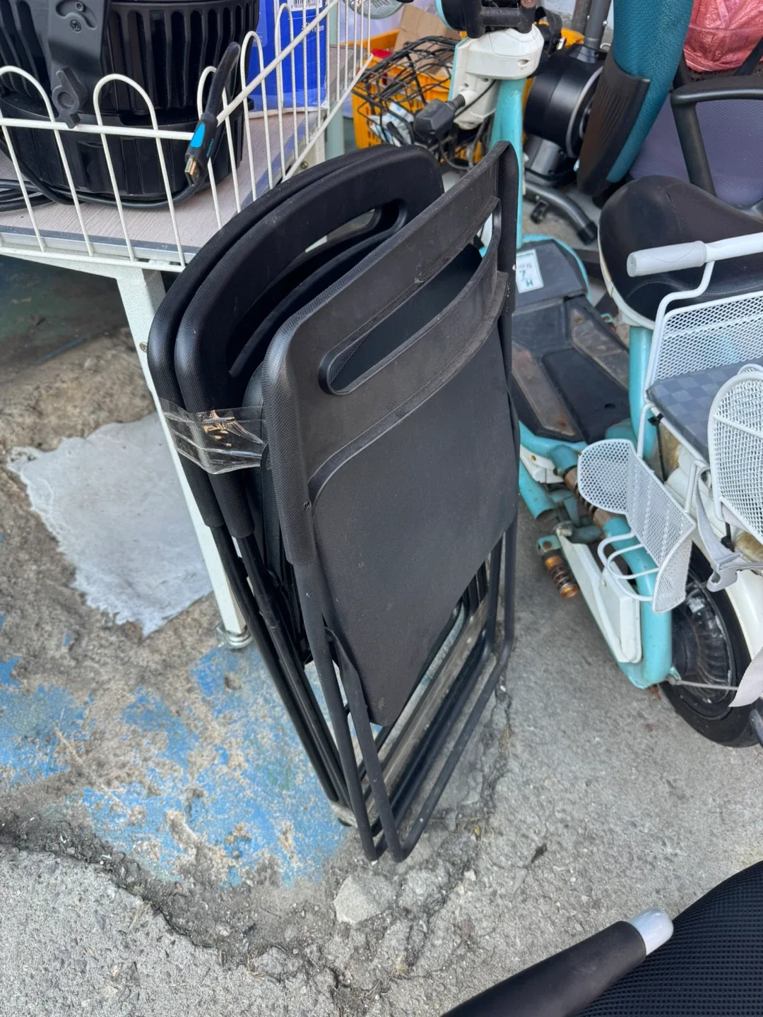 검정 접이식 의자 (중고) 3개 있습니다