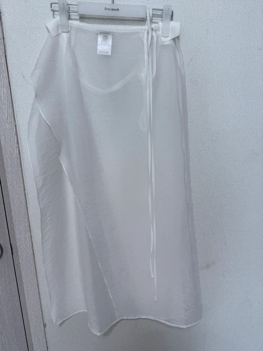 아비에무아 시어 랩 맥시 스커트 화이트