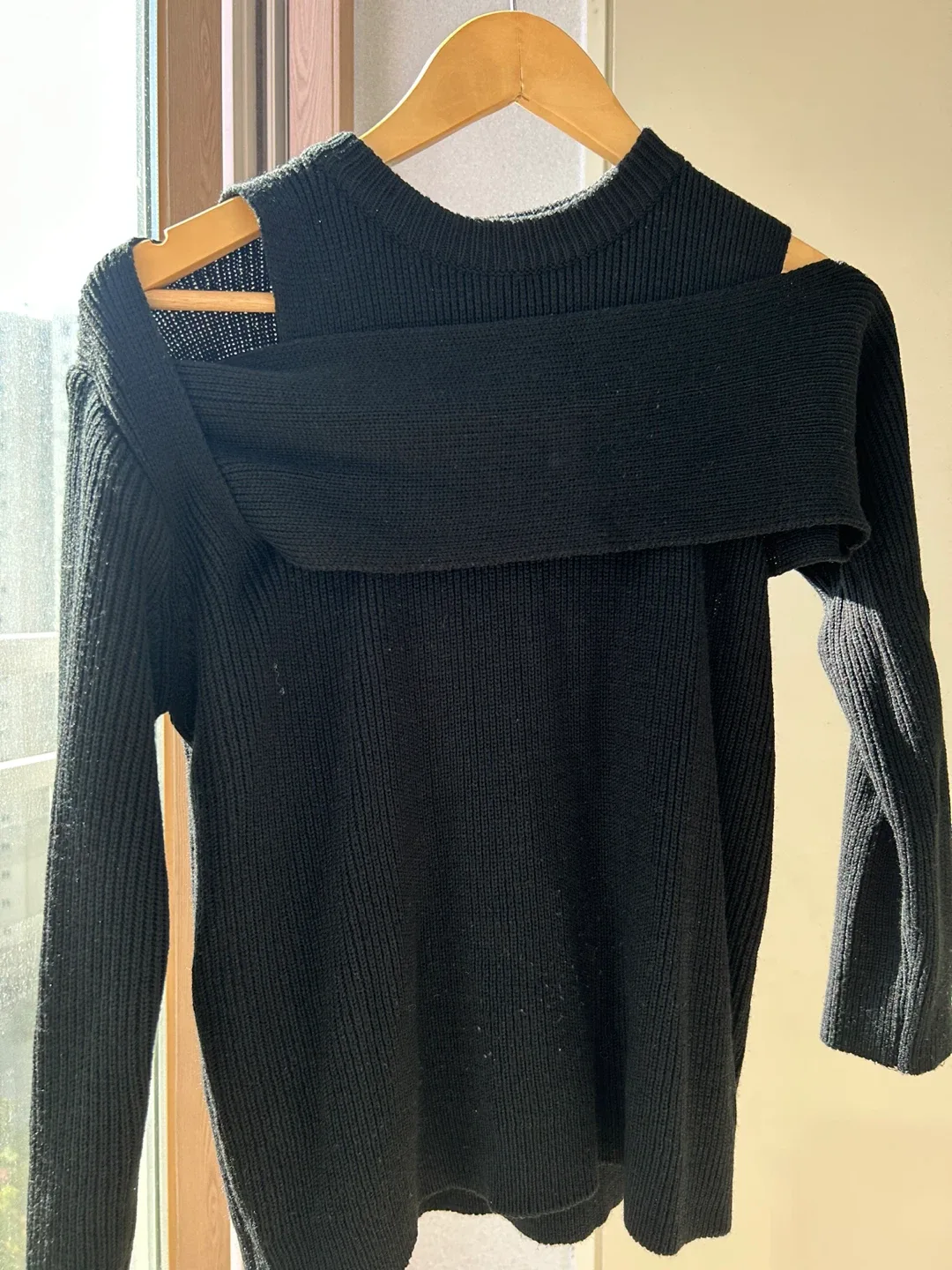 어깨 트임 니트