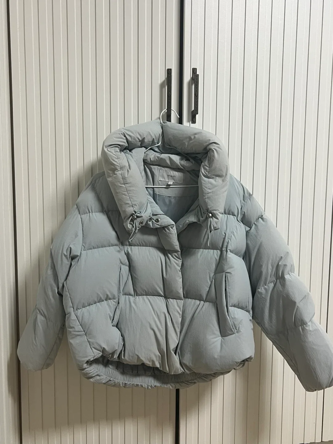 온앤온 구스 숏패딩