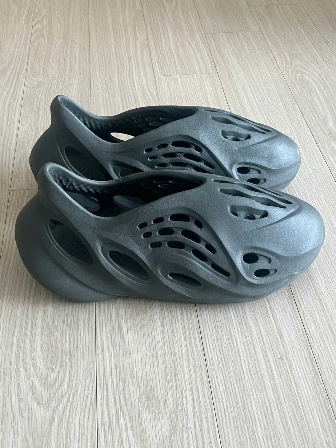 아디다스 이지 폼러너 카본(중고)