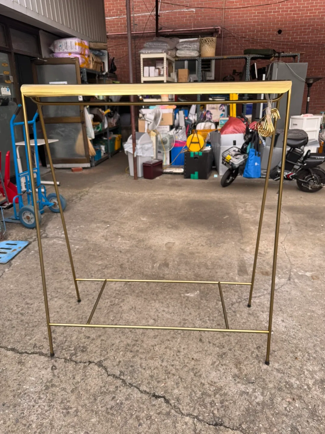 골드 유광 옷 행거(중고입니다)살짝 흠집이 있습니다