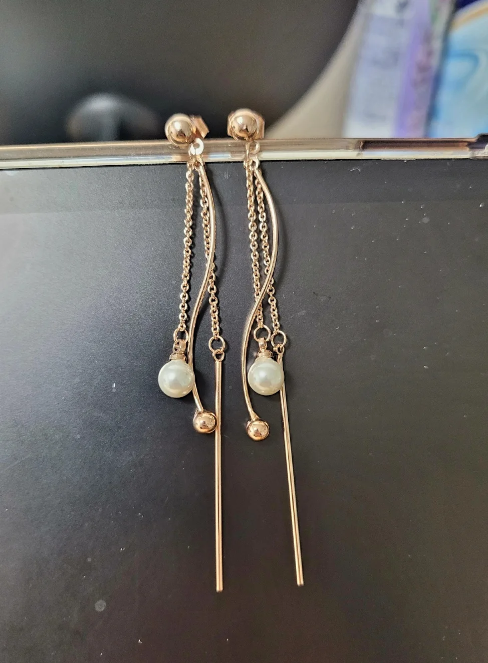 포장만 뜯긴 새중고 미착용 귀걸이 팝니다.