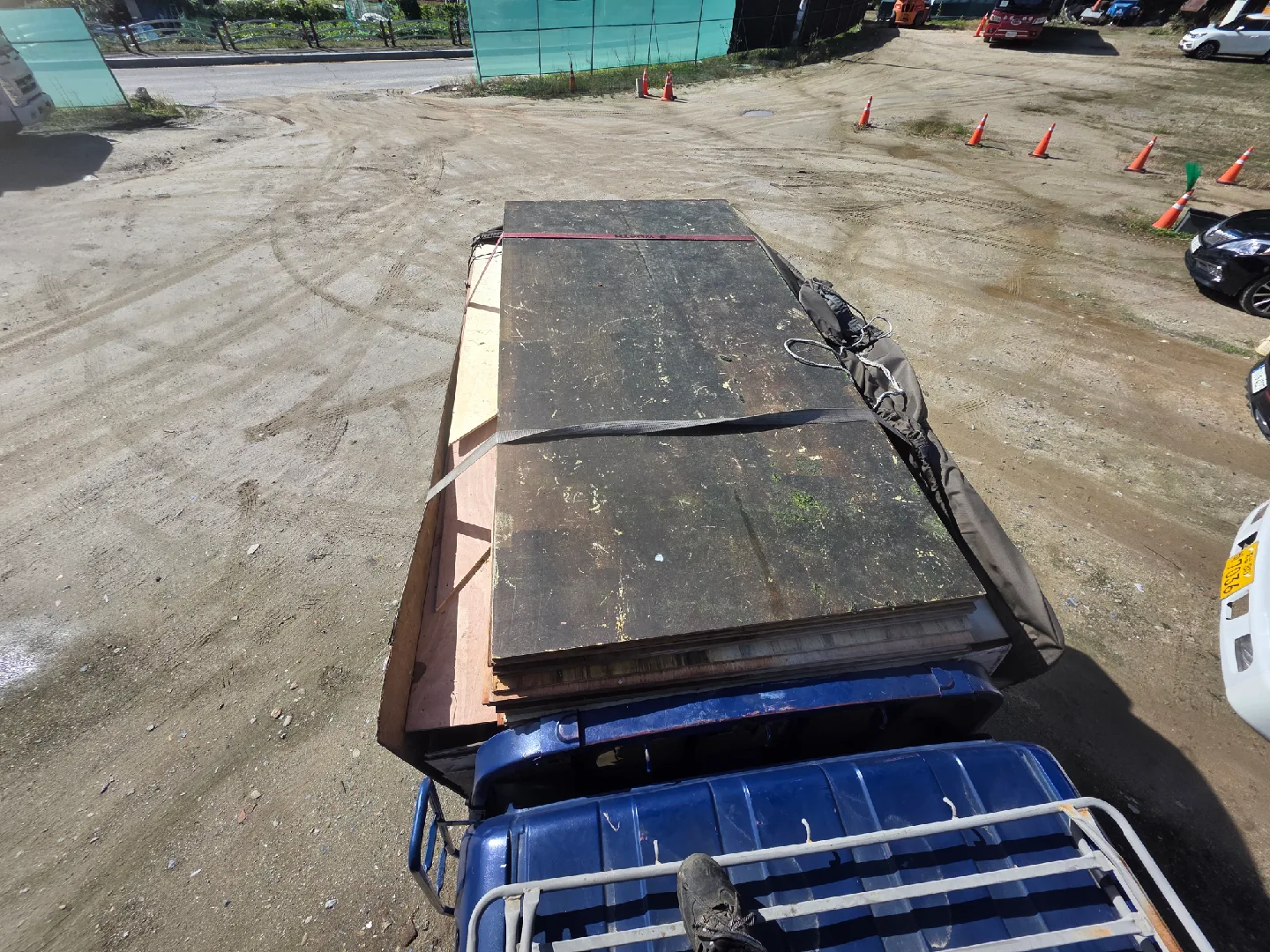 중고 12t 합판 25장 정도 팝니다.